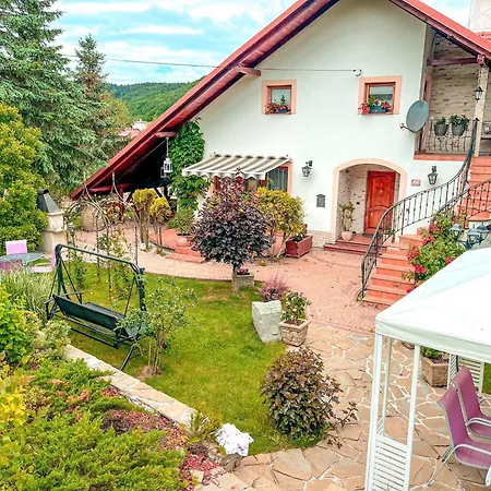 Hétvégi ház Forrest House Jacuzzi & Sauna